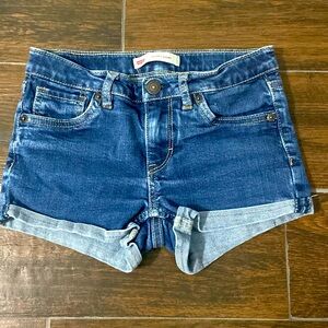 Medium wash girls jean shorts from levi’s